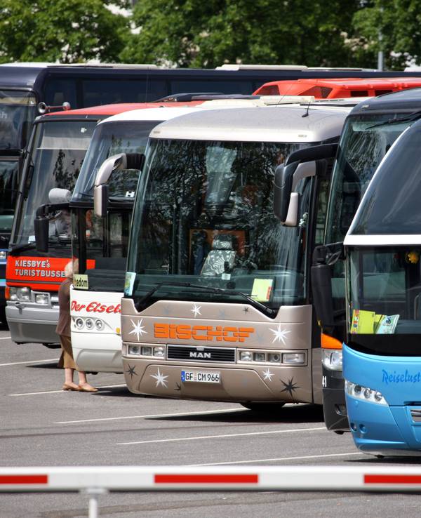 Reisebusse stehen am 14. Mai 2009 auf einem speziellen Busparkplatz im Stadtzentrum von Schwerin.