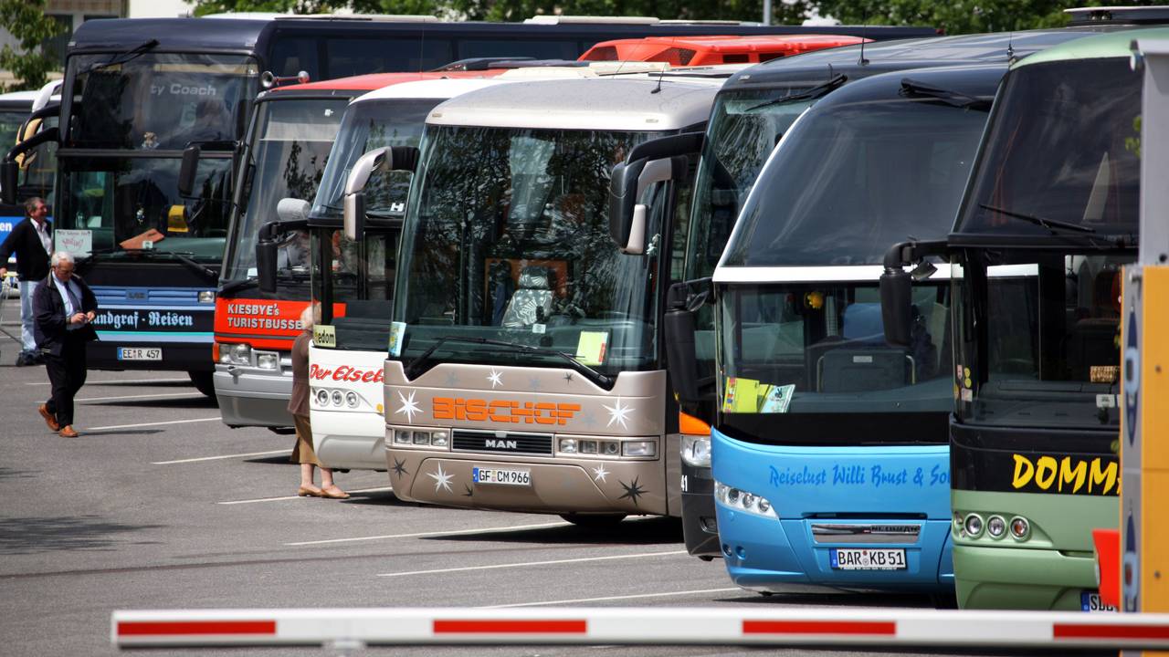 Reisebusse stehen am 14. Mai 2009 auf einem speziellen Busparkplatz im Stadtzentrum von Schwerin.