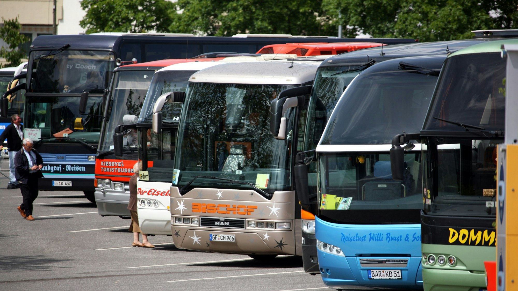 Reisebusse stehen am 14. Mai 2009 auf einem speziellen Busparkplatz im Stadtzentrum von Schwerin.
