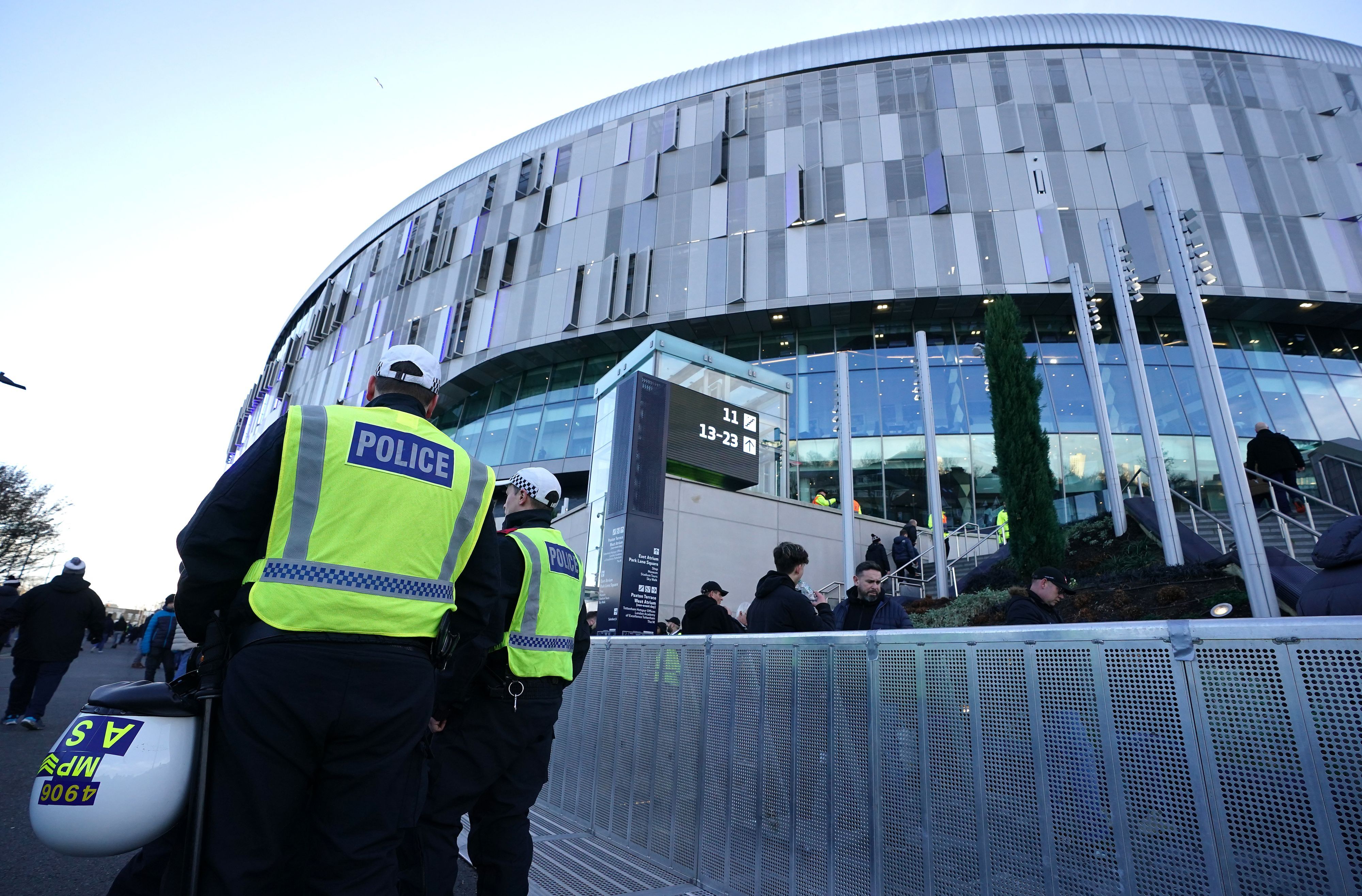 Polizisten stehen vor dem Premier-League-Spiel am Stadion.