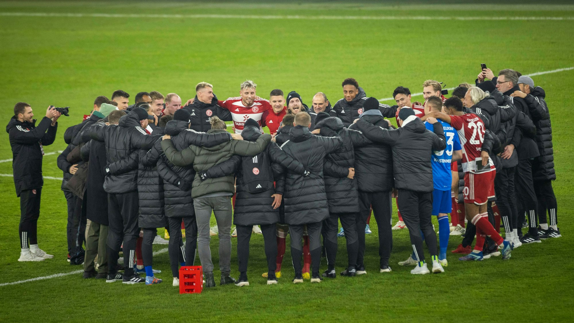 Betreuer Nils Kriszio steht im Teamkreis von Fortuna Düsseldorf.