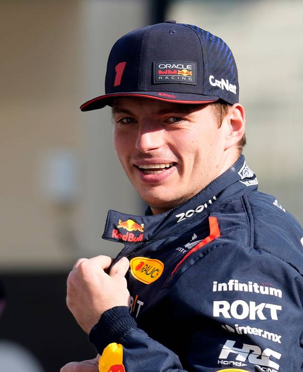 Max Verstappen lacht in die Kamera.