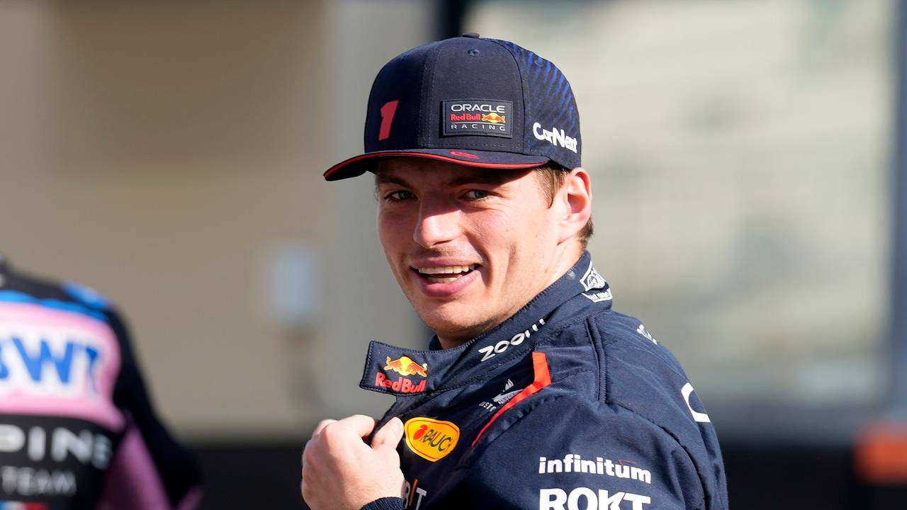 Max Verstappen lacht in die Kamera.