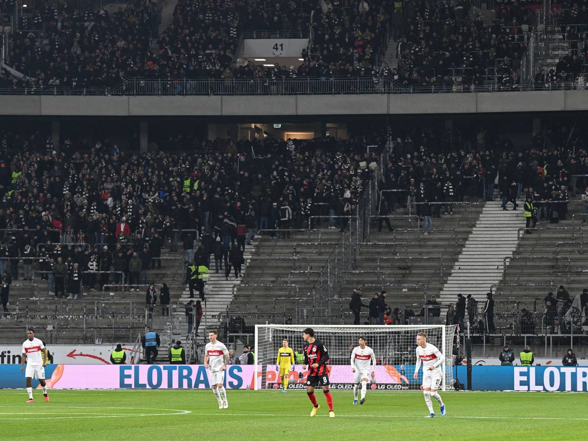 Der Fanblock ist halbleer.