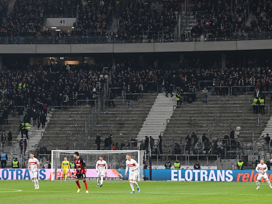 Der Fanblock ist halbleer.