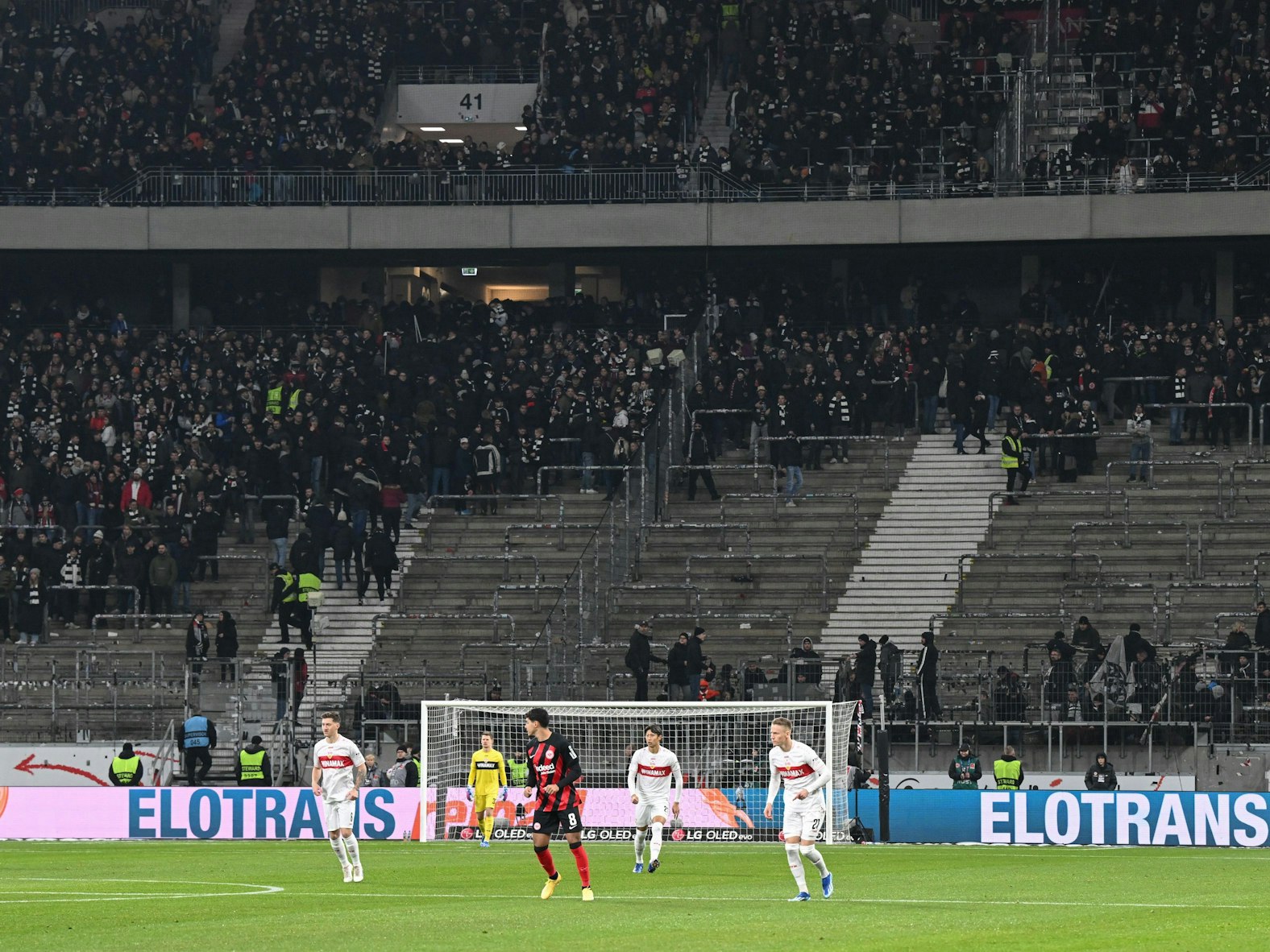 Der Fanblock ist halbleer.