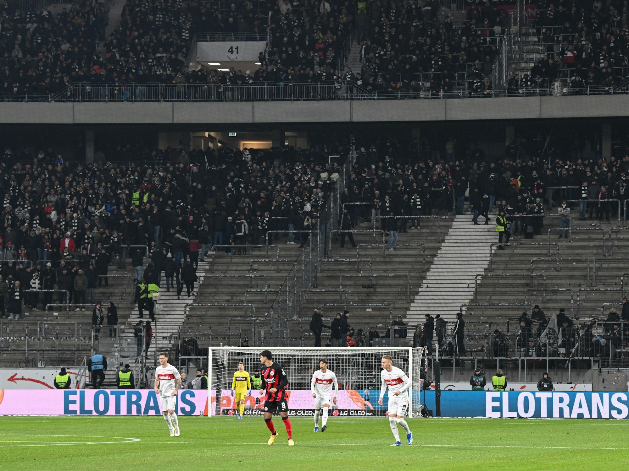 Der Fanblock ist halbleer.