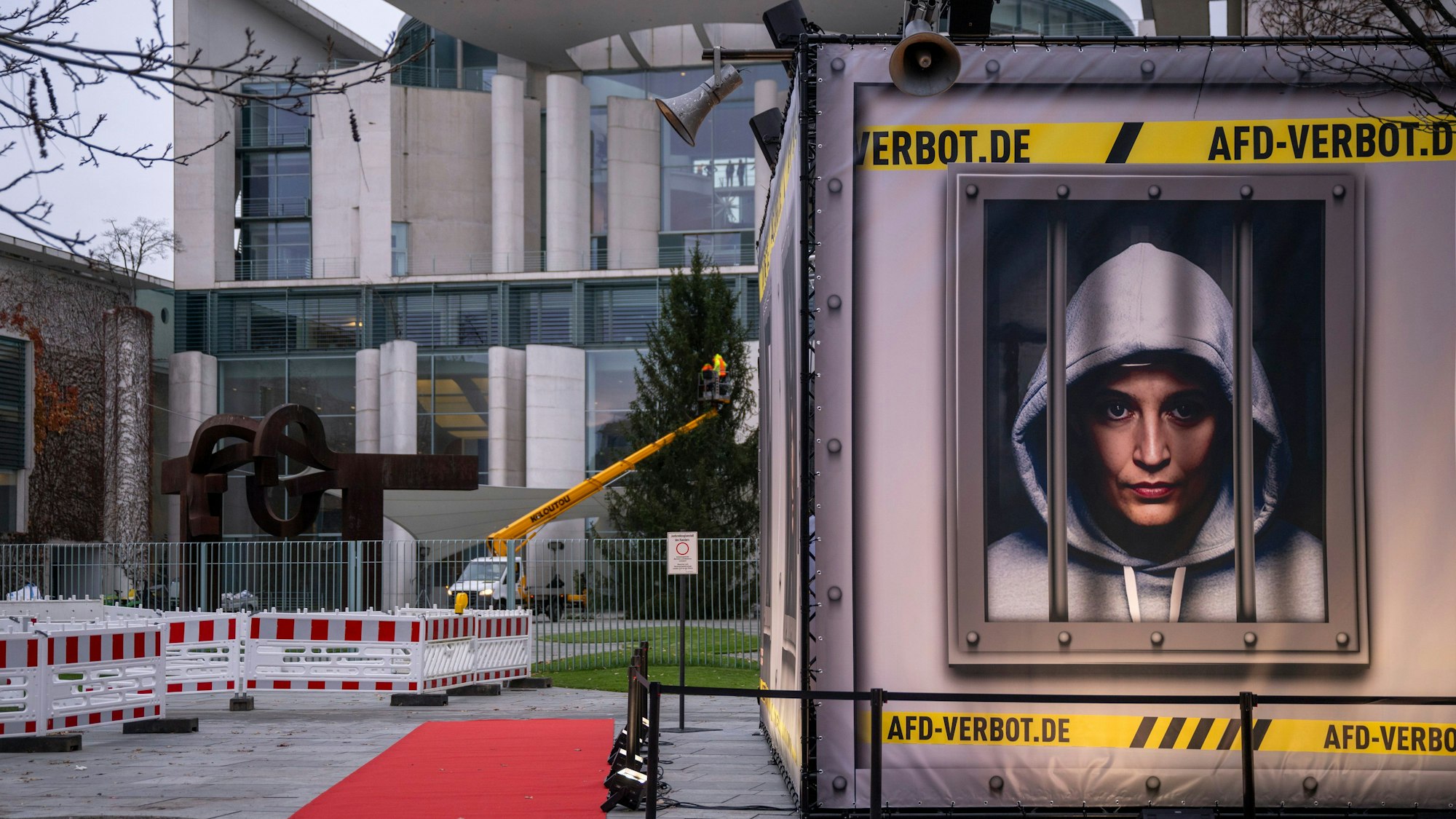 Eine Fotomontage von AfD-Politikerin Alice Weidel hinter Gitterstäben.