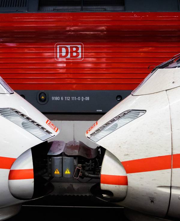 Ein ICE ist am Berliner Hauptbahnhof vor einem Regionalzug zu sehen.