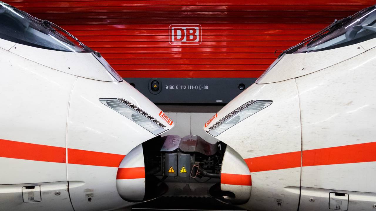 Ein ICE ist am Berliner Hauptbahnhof vor einem Regionalzug zu sehen.