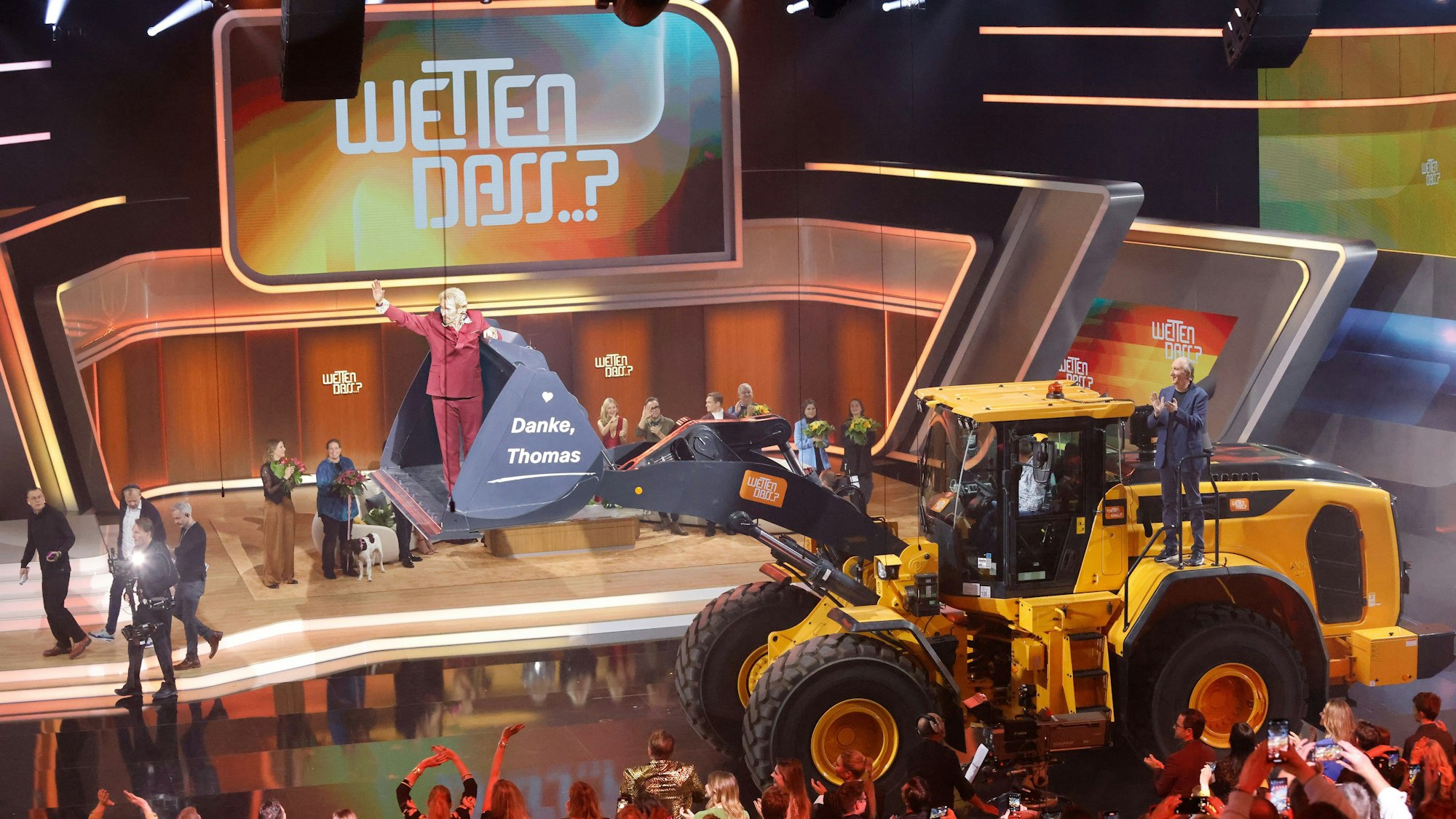 Moderator Thomas Gottschalk wird am Ende der ZDF-Show „Wetten, dass..?“ in einer Baggerschaufel über die Bühne gefahren.