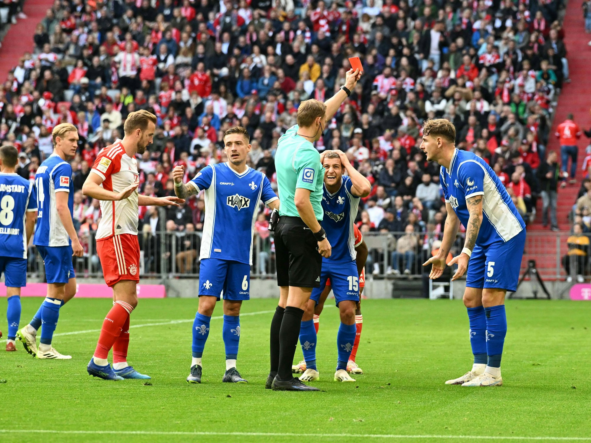 Der Schiedsrichter zeigt Maglica die Rote Karte, seine Mitspieler können es nicht fassen.