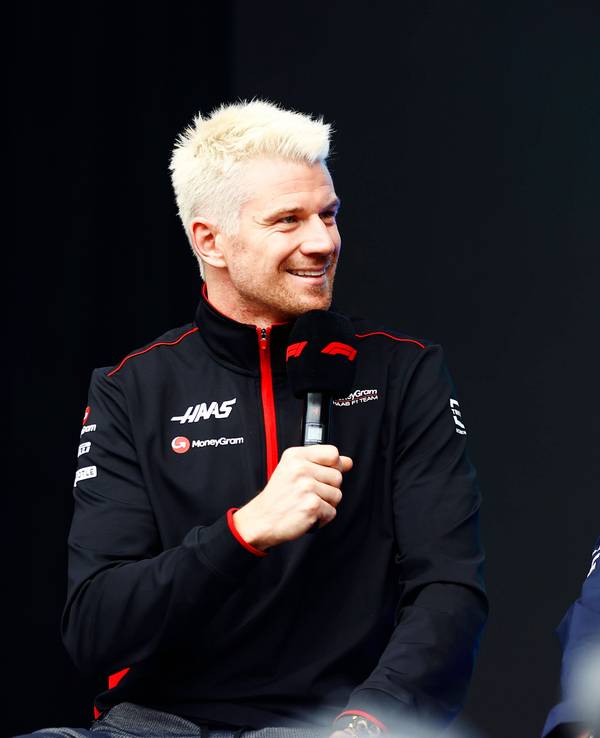 Max Verstappen (r.) und Nico Hülkenberg beim Spa-Rennen der Formel 1 bei einer Pressekonferenz.
