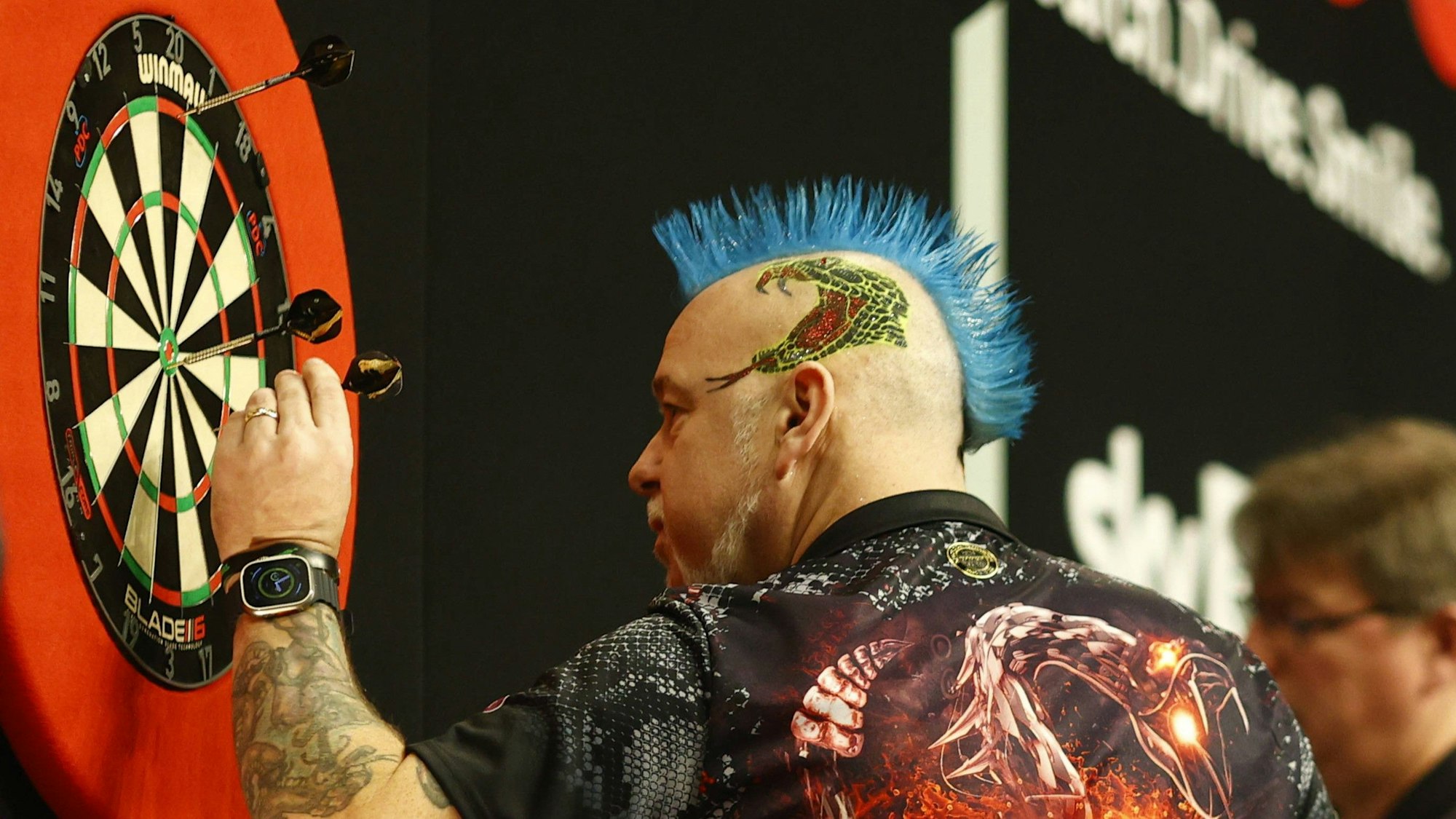 Peter Wright zieht seine Pfeile aus dem offiziellen Board des Weltverbandes PDC.