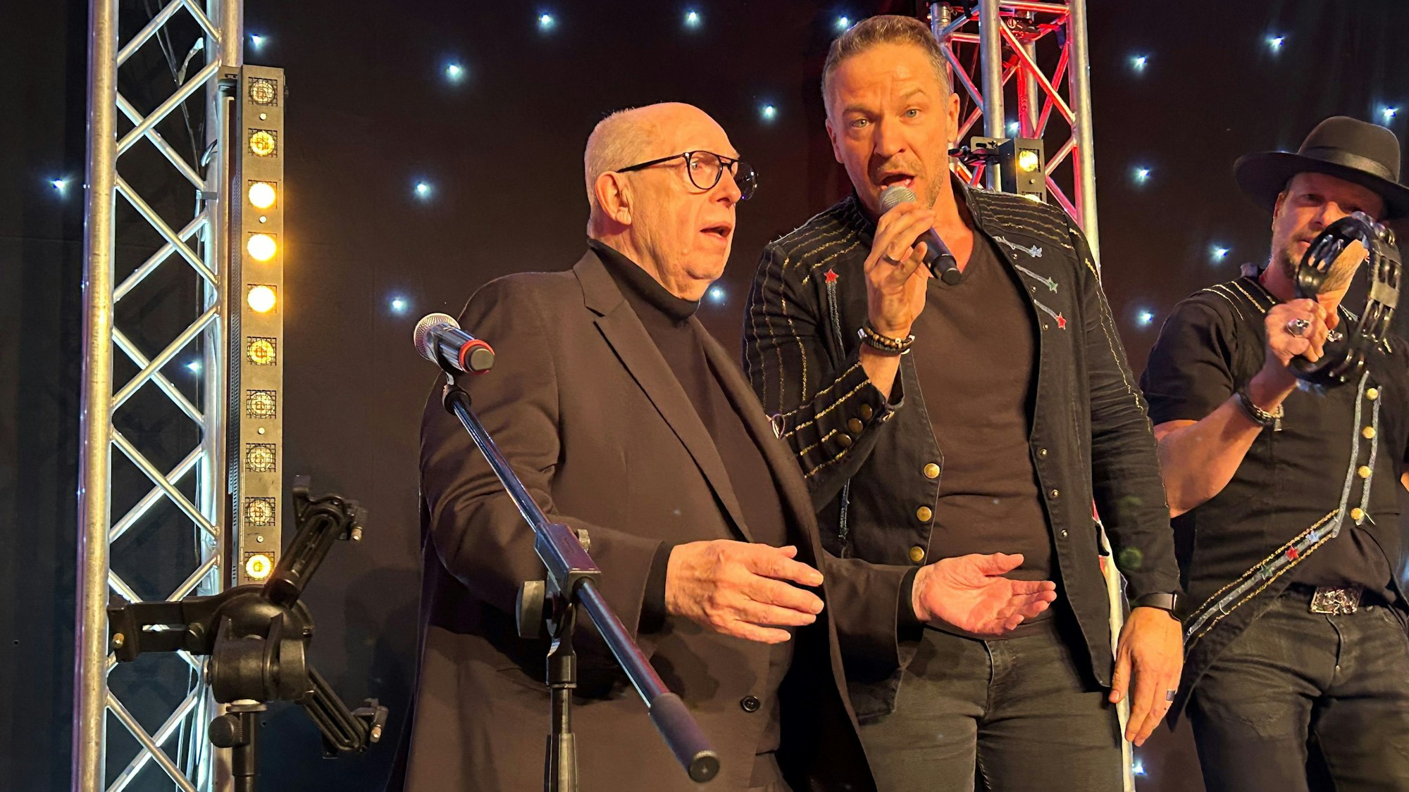 Reiner Calmund singt mit den Höhnern.
