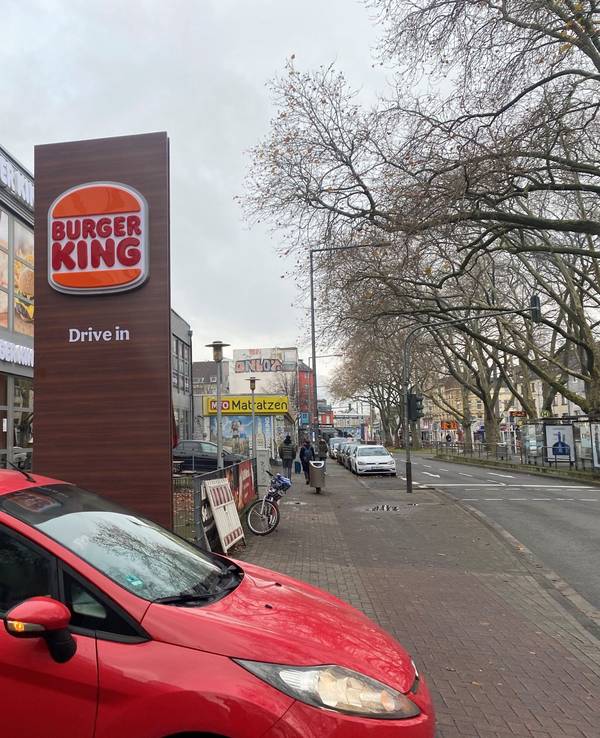 Ein Auto fährt aus einem Drive-In bei einer Burger-King-Filiale in Köln.