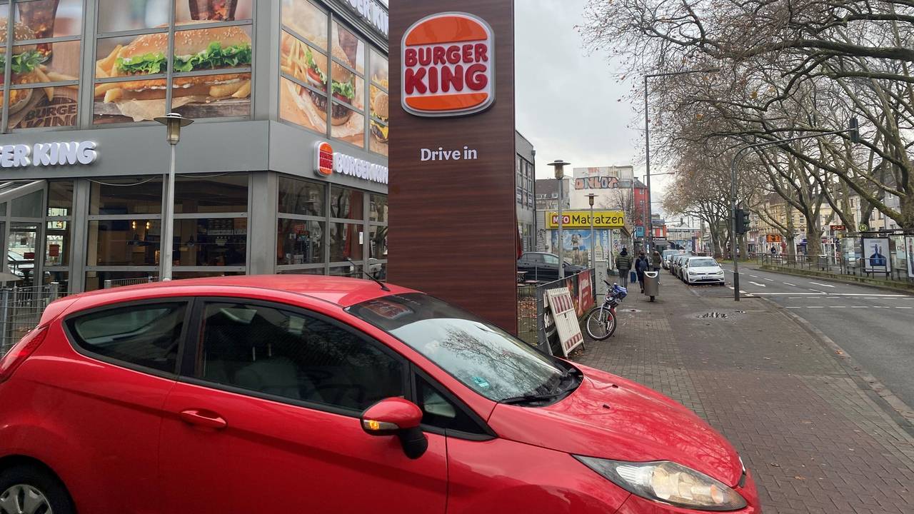 Ein Auto fährt aus einem Drive-In bei einer Burger-King-Filiale in Köln.
