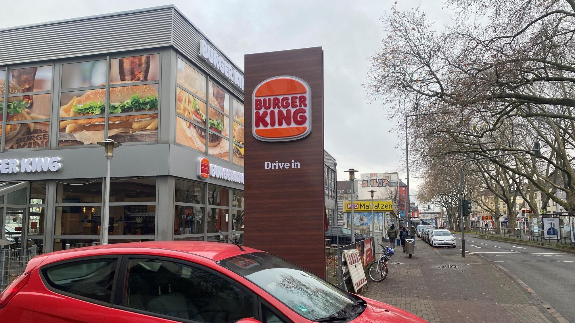 Ein Auto fährt aus einem Drive-In bei einer Burger-King-Filiale in Köln.