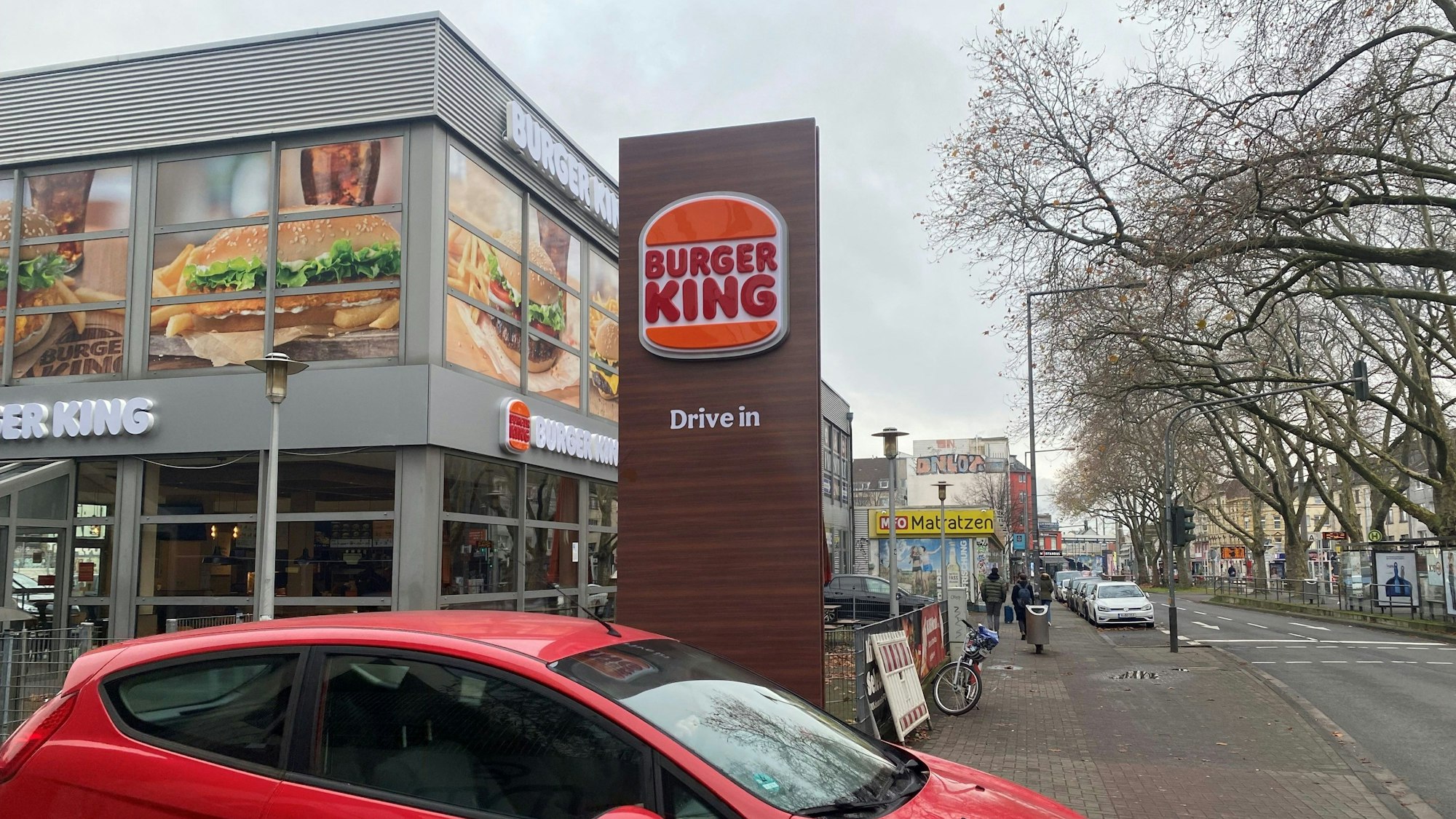Ein Auto fährt aus einem Drive-In bei einer Burger-King-Filiale in Köln.
