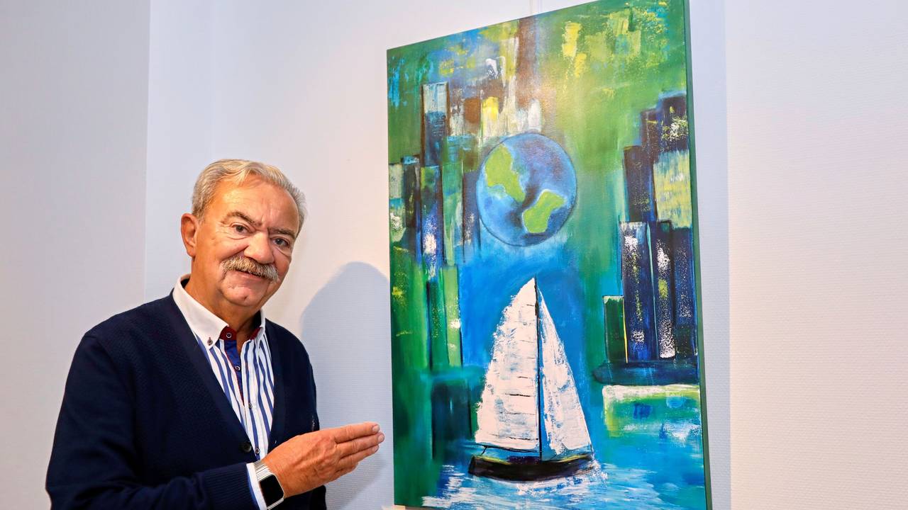 Peter Serbee vor einem von ihm gemalten Bild.