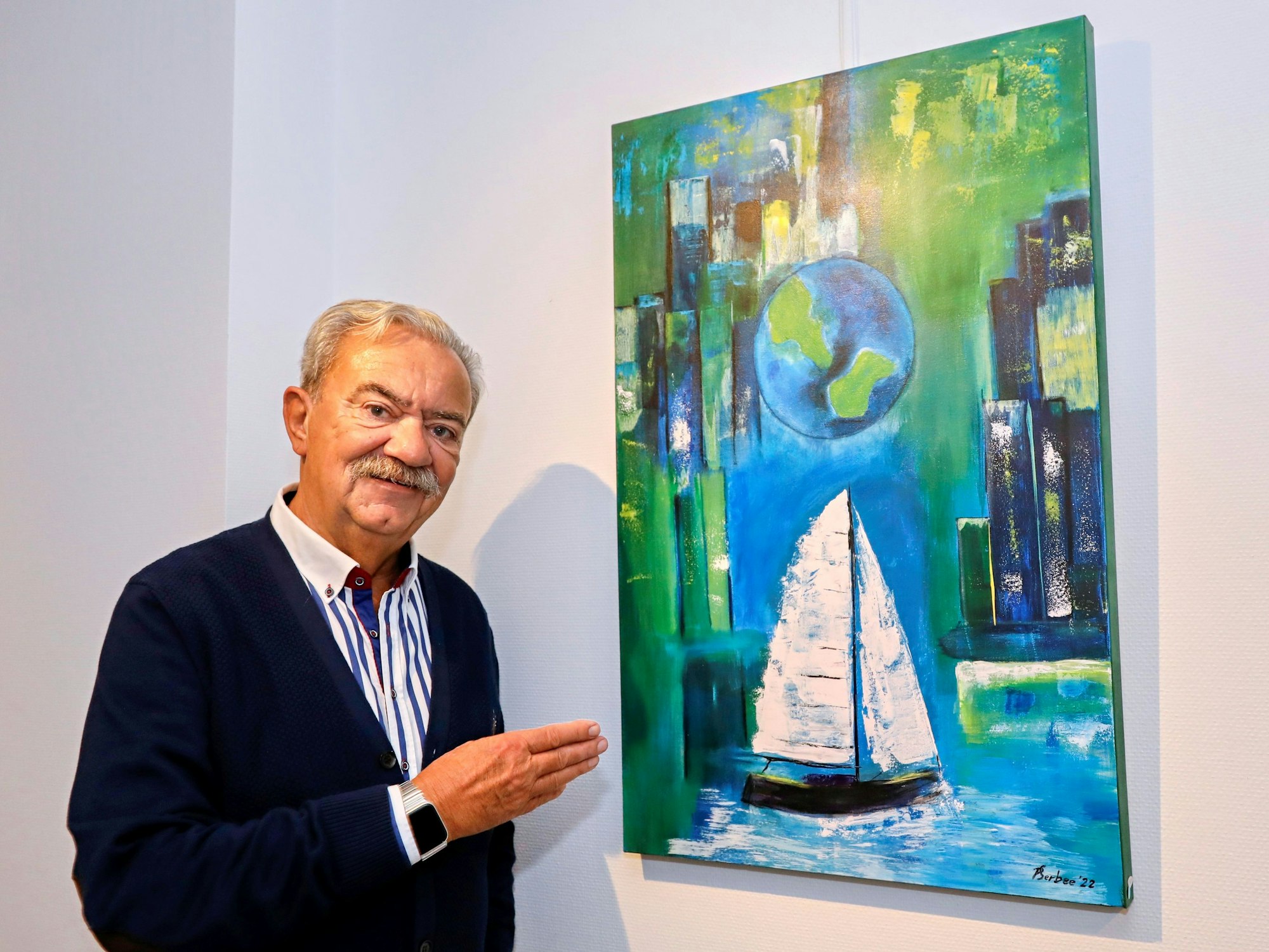 Peter Serbee vor einem von ihm gemalten Bild.