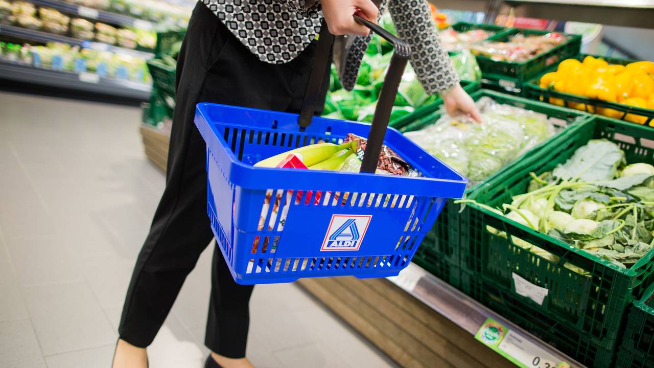 Eine Frau hält einen Einkaufskorb mit dem Logo von Aldi Nord. (Gladbeck, September 2016)