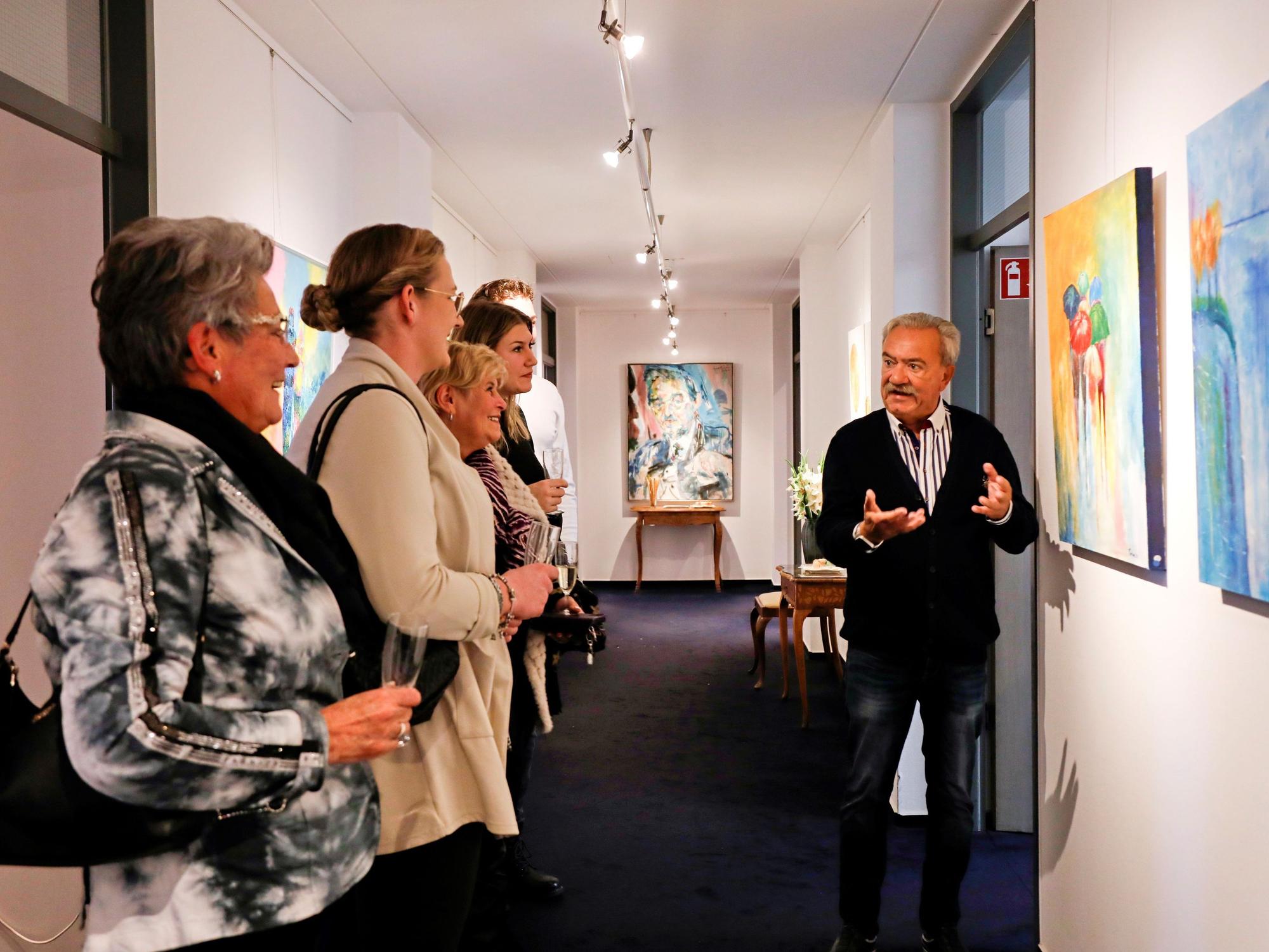 Peter Serbee erläutert seine Bilder.