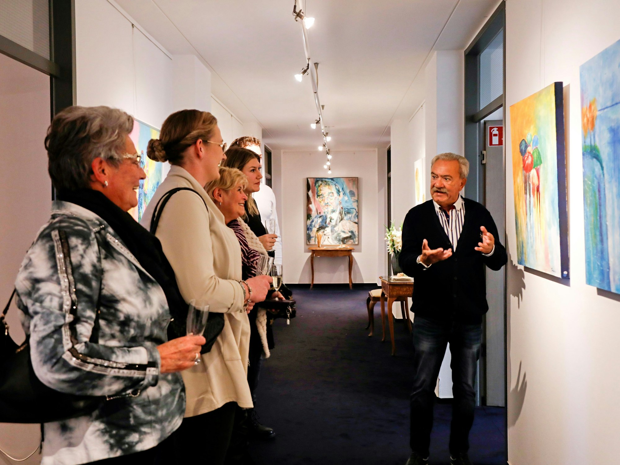 Peter Serbee erläutert seine Bilder.