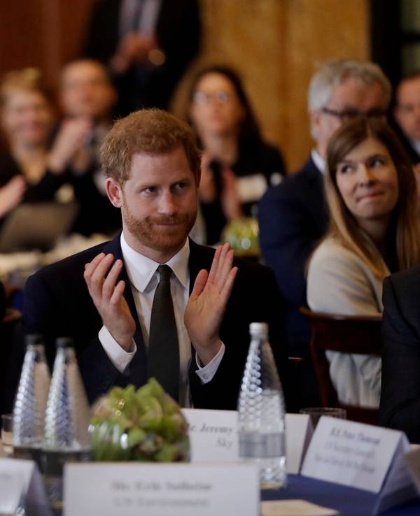 Da waren sie noch in Harmonie vereint: Prinz Harry und sein Vater, damals noch Prinz Charles, nehmen 2018 an einer Umwelt-Konferenz in London teil.