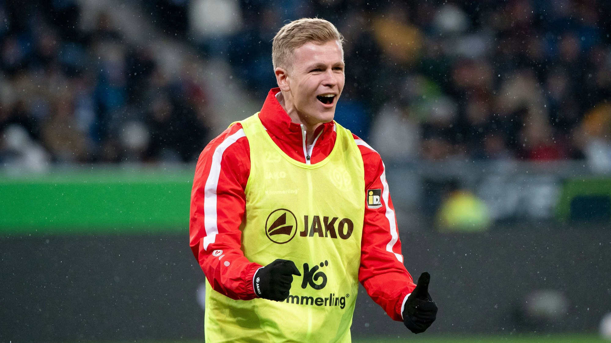Jonathan Burkardt jubelt als Ersatzspieler über ein Tor von Mainz 05 in der Bundesliga.