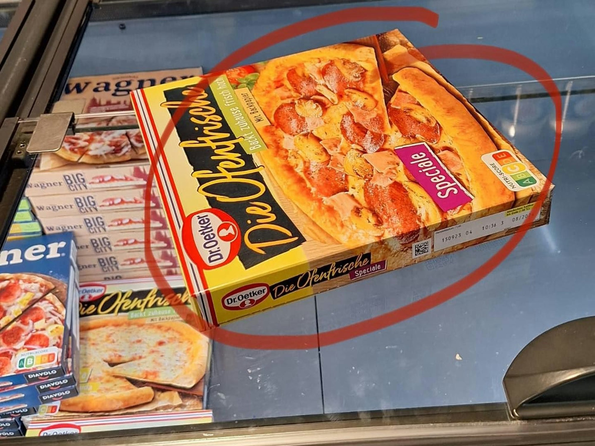 Eine Tiefkühlpizza von Dr. Oetker liegt auf einer Gefriertruhe.