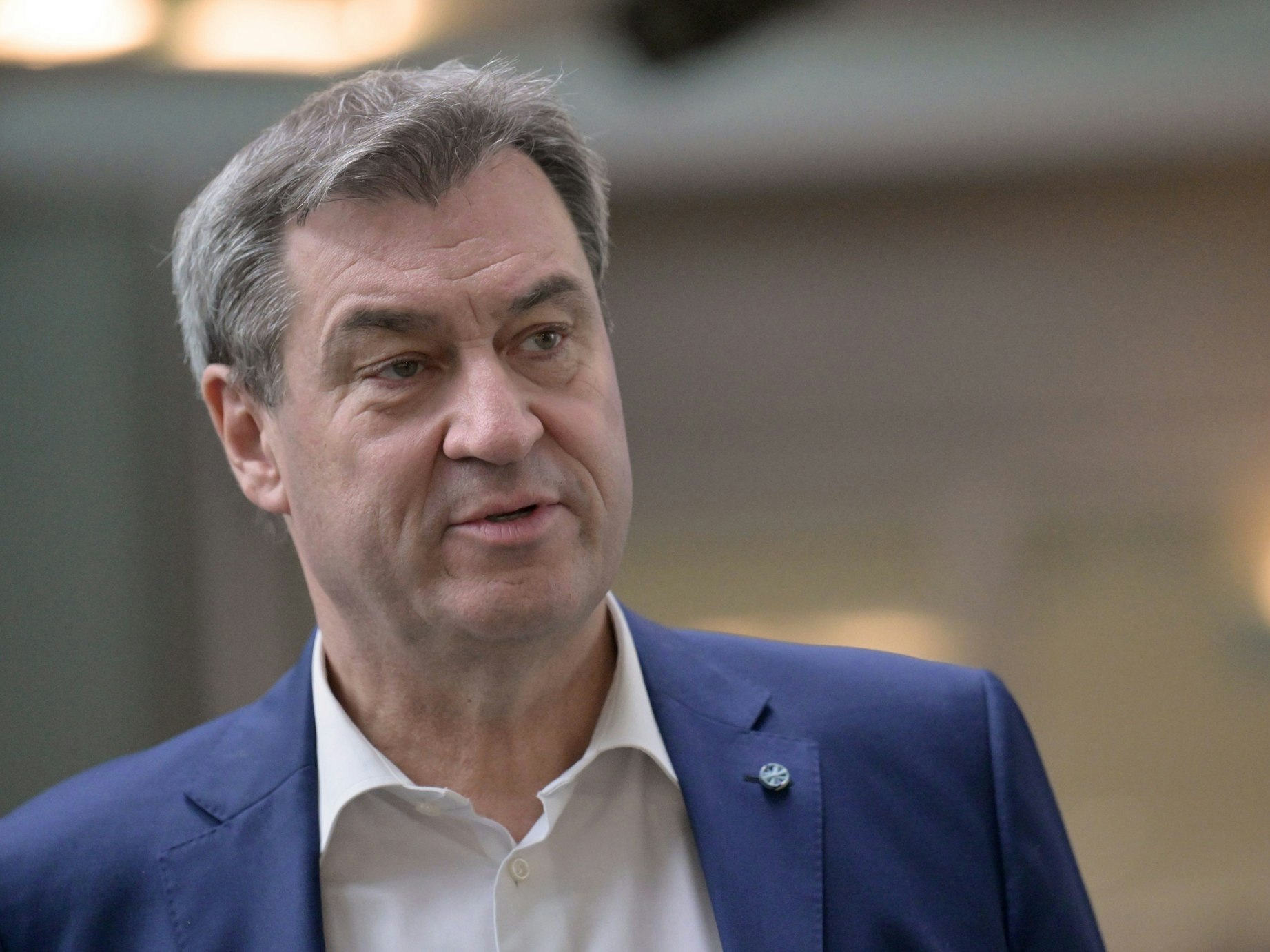 Markus Söder, (CSU) Ministerpräsident von Bayern und CSU-Parteivorsitzender, geht am 13. November 2023 durch die CSU-Landesleitung, um an einer Pressekonferenz teilzunehmen.