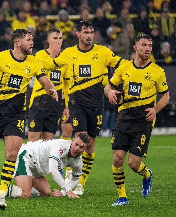 Nico Elvedi (unten) wird von Niclas Füllkrug, Nico Schlotterbeck, Mats Hummels und Salih Özcan (v.l.) regelrecht überrannt.