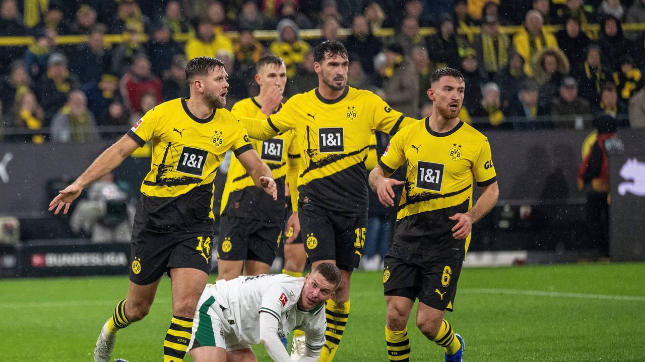Nico Elvedi (unten) wird von Niclas Füllkrug, Nico Schlotterbeck, Mats Hummels und Salih Özcan (v.l.) regelrecht überrannt.