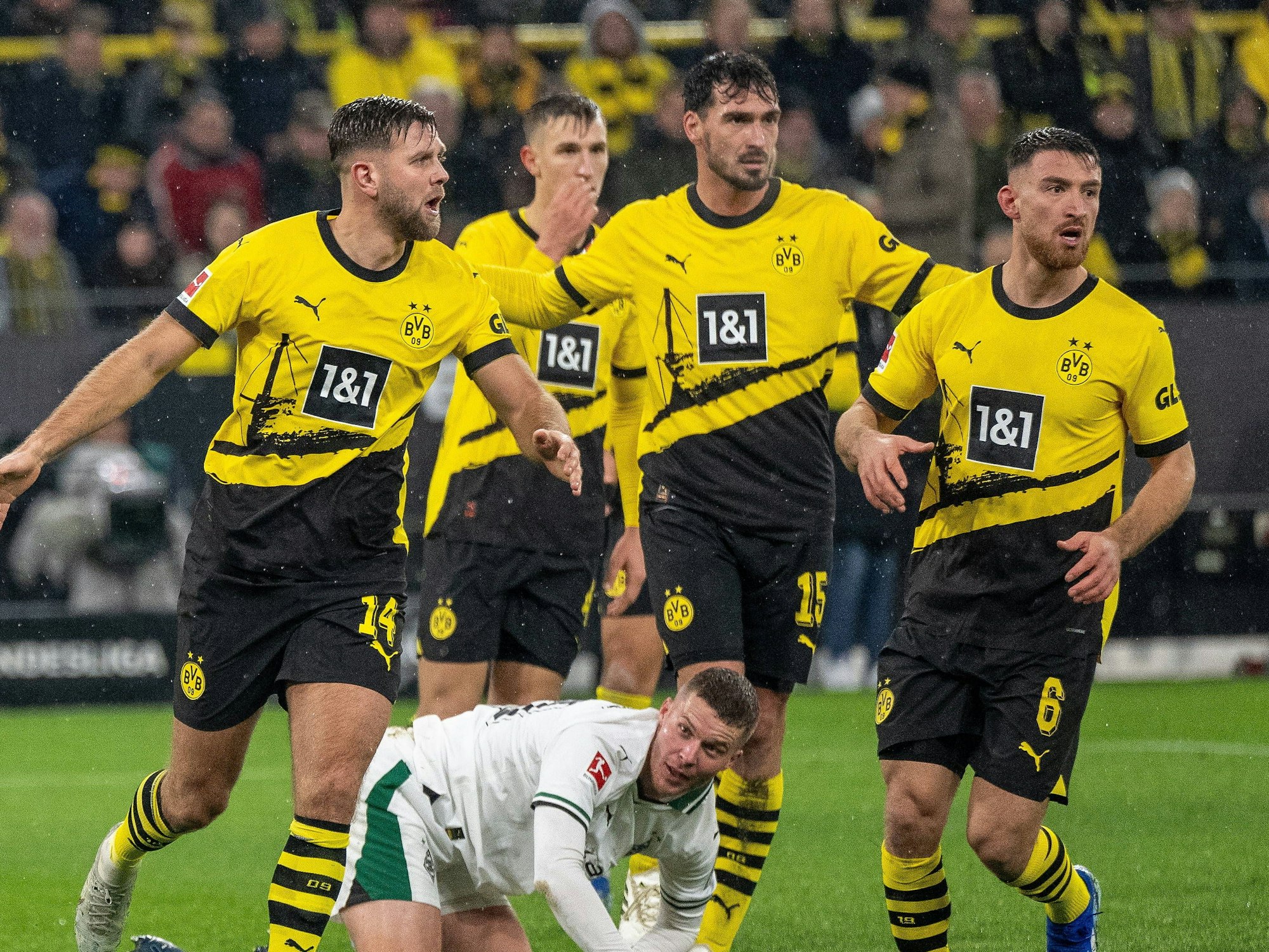 Nico Elvedi (unten) wird von Niclas Füllkrug, Nico Schlotterbeck, Mats Hummels und Salih Özcan (v.l.) regelrecht überrannt.