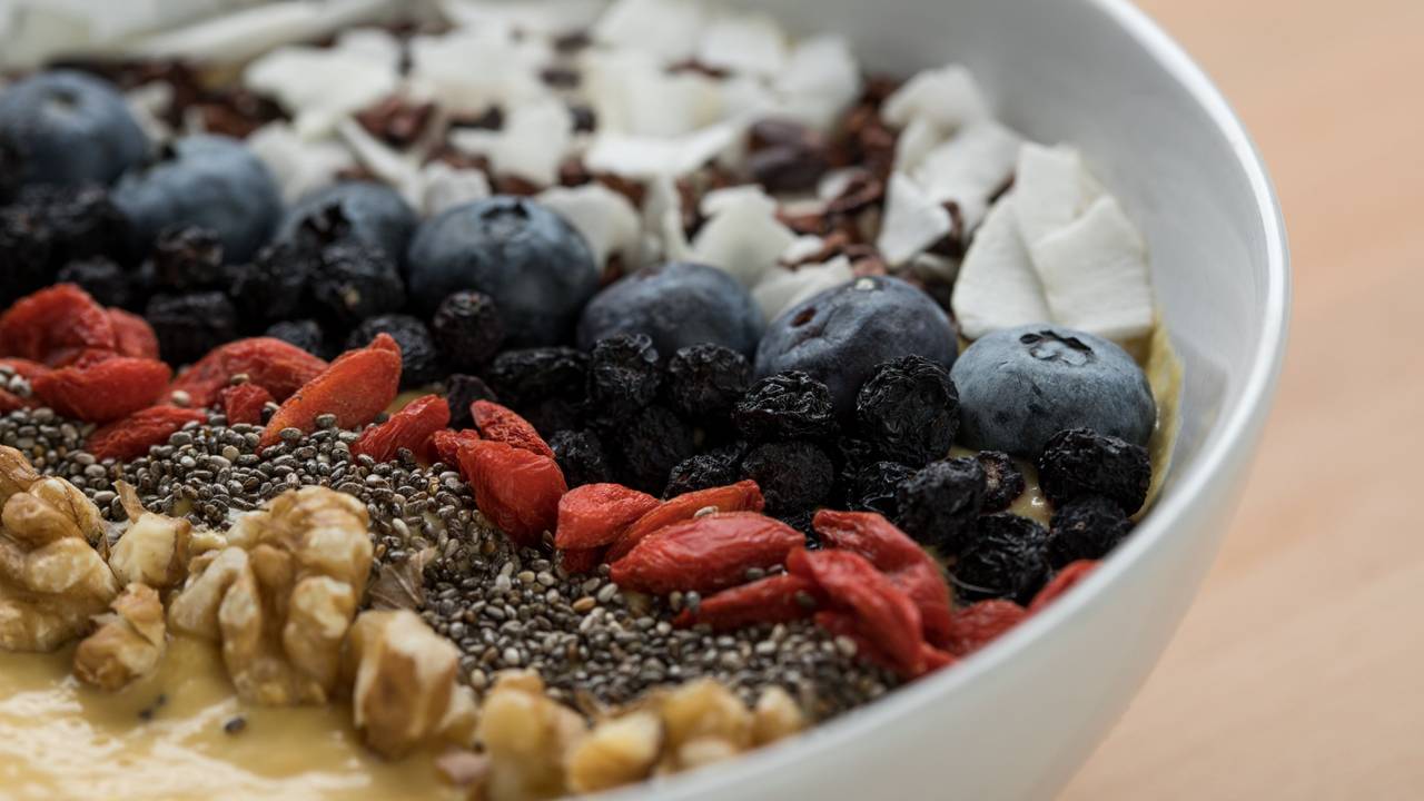 Eine Frühstücksbowl mit Superfoods, Früchten und Nüssen ist zu sehen.