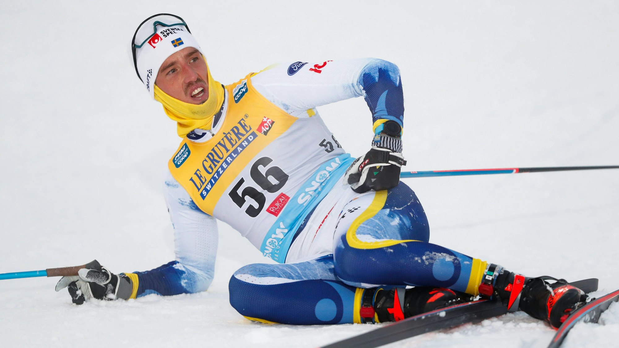 Der Schwede Calle Halfvarsson liegt nach dem Skilanglauf-Rennen im finnischen Ruka im Schnee.