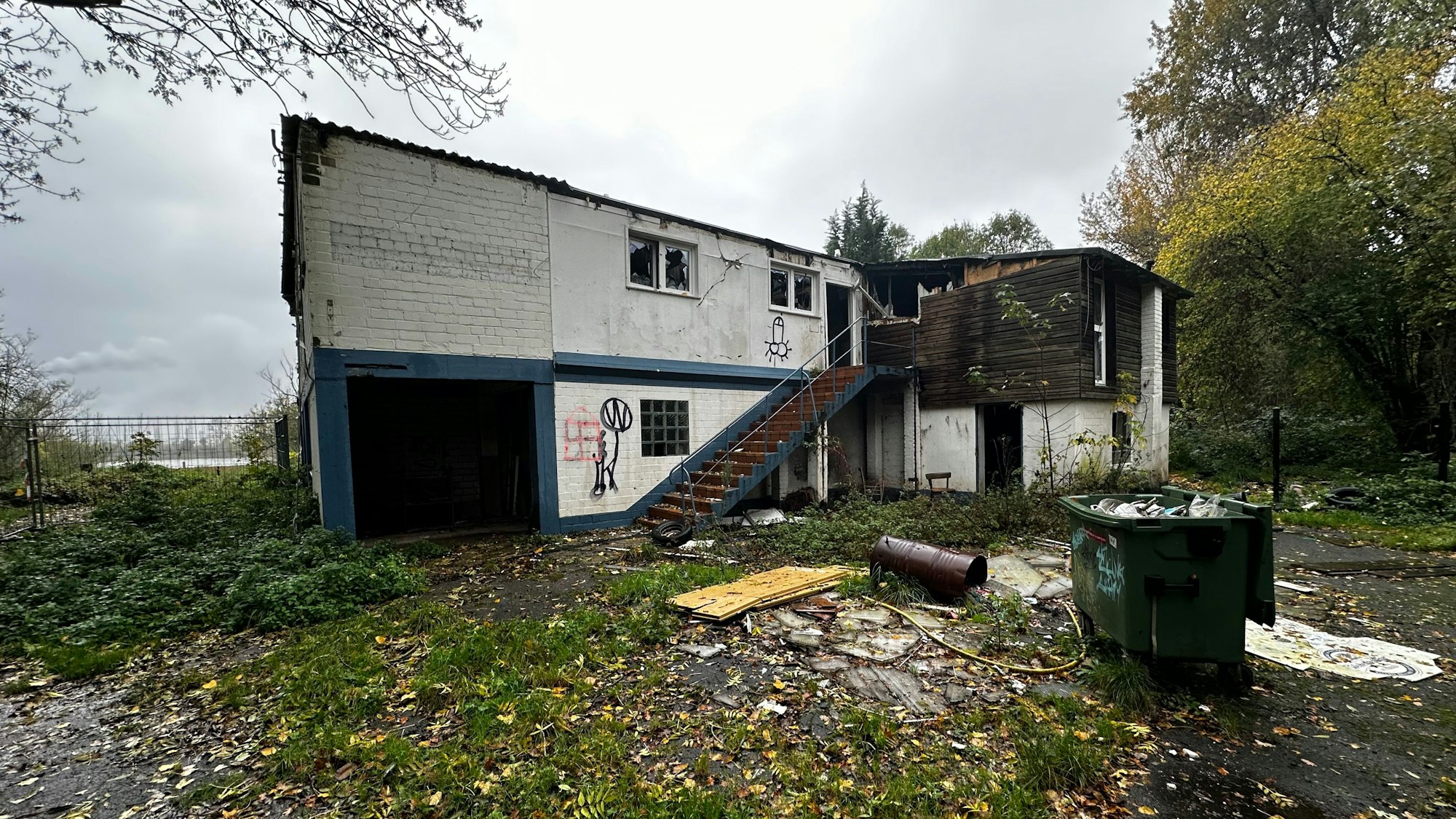 Ein verlassenes Gebäude gammelt vor sich hin.