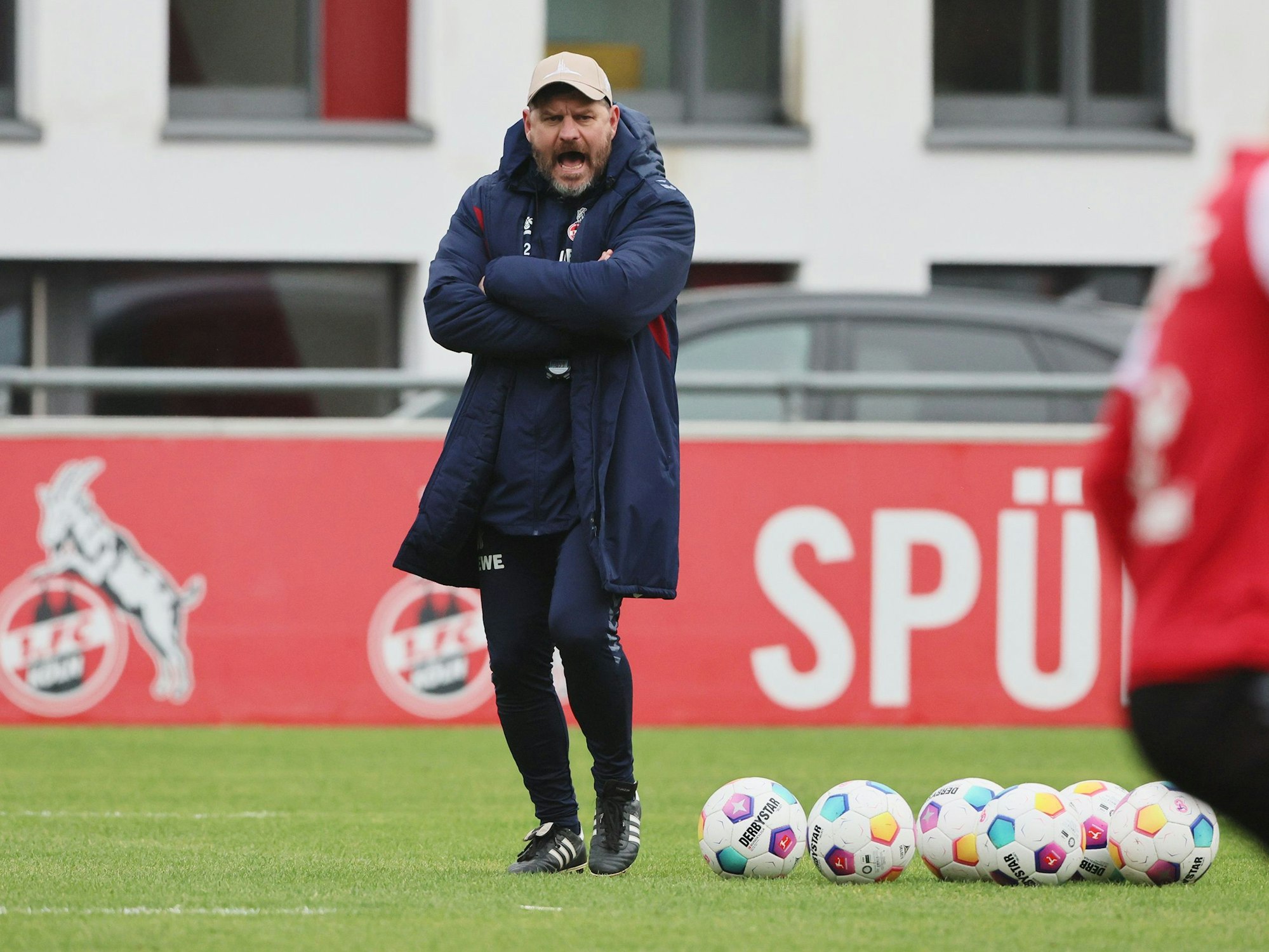 Steffen Baumgart schreit während des Trainings.