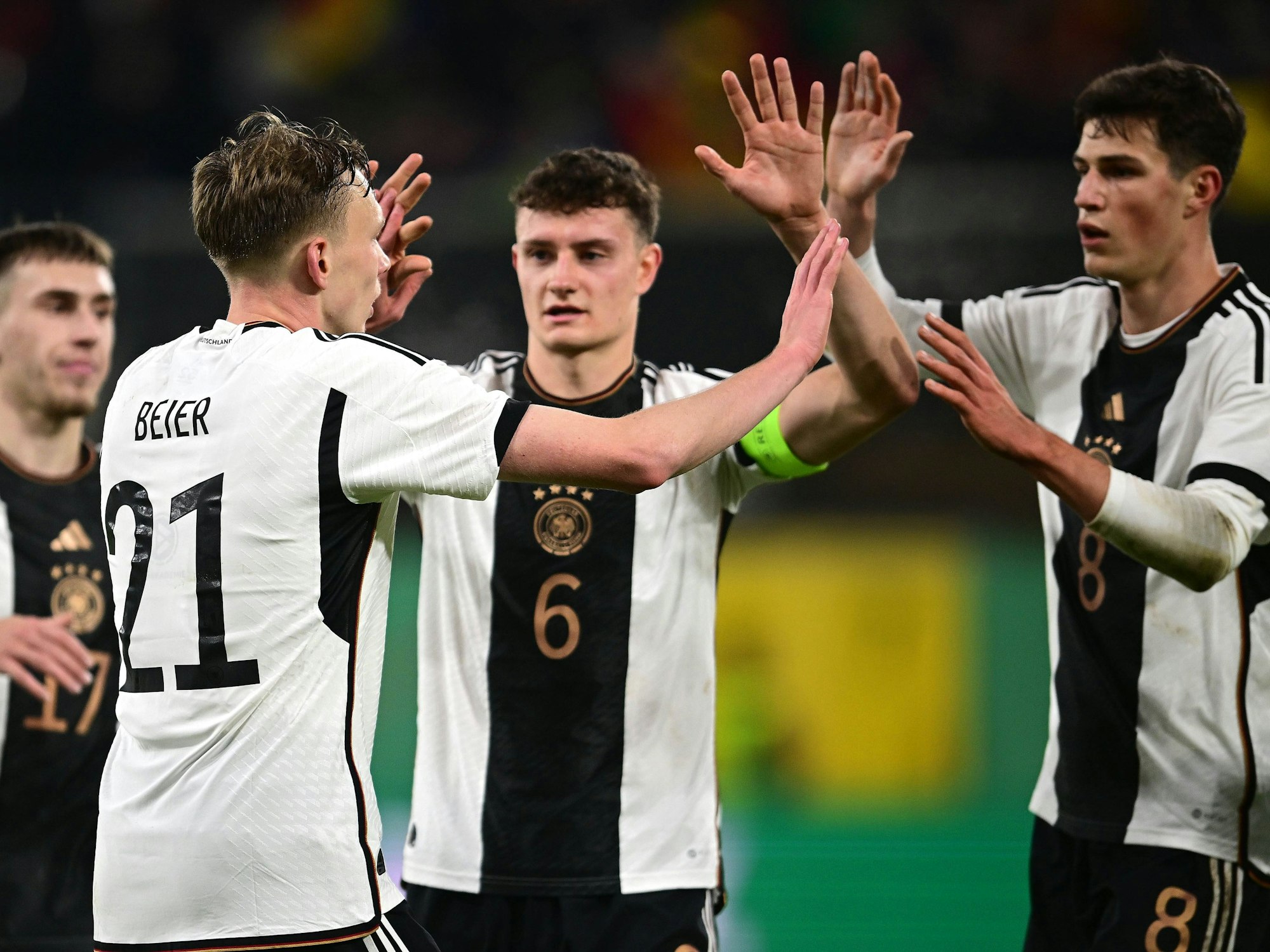 Maximilian Beier klatscht sich mit Eric Martel und Merlin Roehl (v.l.) ab.