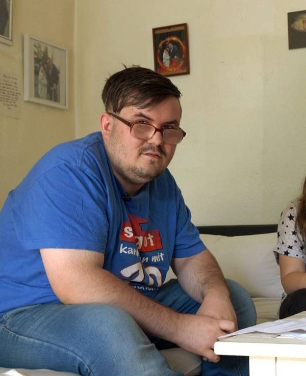 Das Foto zeigt die Hartz und herzlich-Darsteller Pascal (l.) mit Schwester Selina (m.) und seiner Mutter Petra (r.).