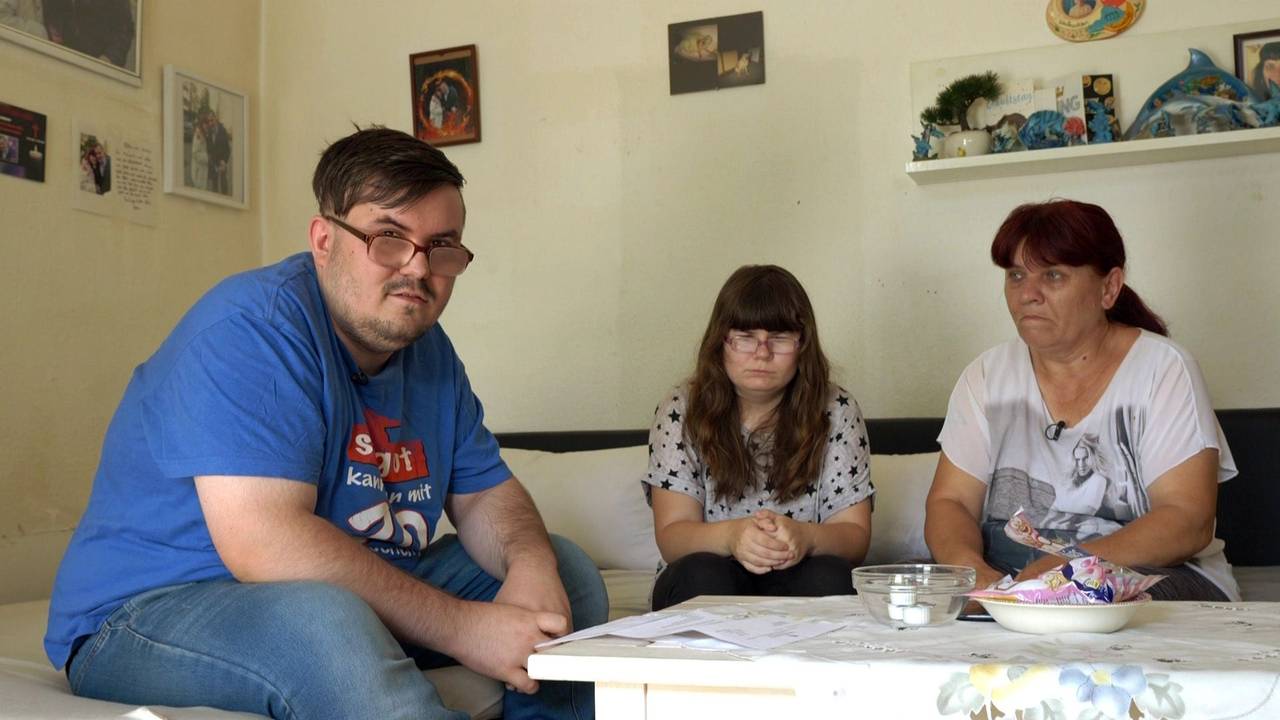 Das Foto zeigt die Hartz und herzlich-Darsteller Pascal (l.) mit Schwester Selina (m.) und seiner Mutter Petra (r.).