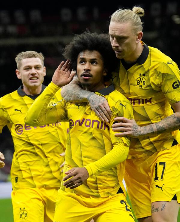Dortmunds Karim Adeyemi feiert im San Siro Stadion in Mailand.