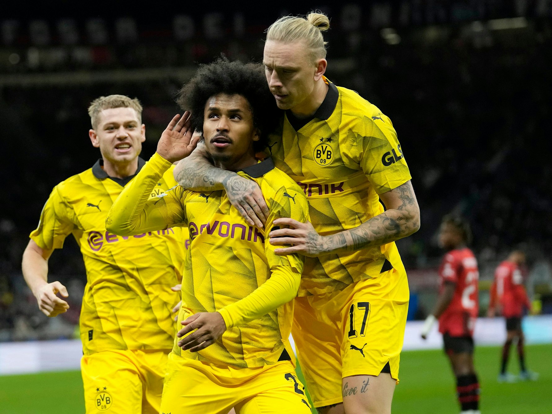 Dortmunds Karim Adeyemi feiert im San Siro Stadion in Mailand.
