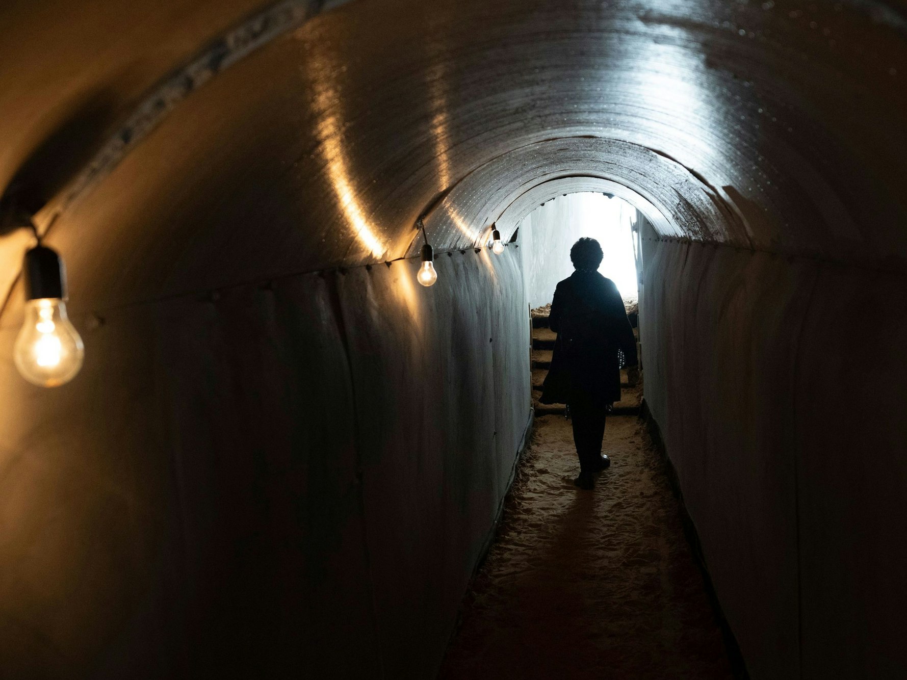 Menschen gehen am 22. November 2023 in Tel Aviv, Israel, durch eine Installation, die einen Tunnel im Gazastreifen simuliert, um sich mit den Geiseln zu solidarisieren, die vermutlich von der Hamas im Untergrund festgehalten werden, und fordern ihre Rückkehr.