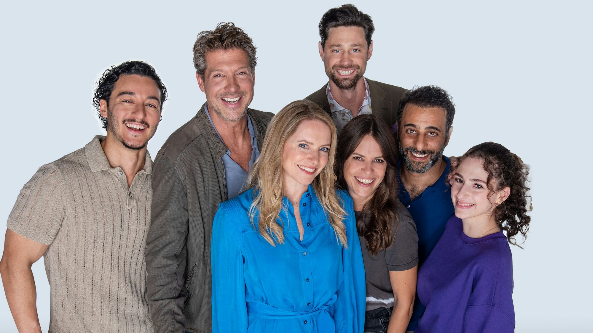 Neu im Hauptcast von „Rote Rosen“ (v.l.n.r.): Mehmet Daloglu als Elyas Kilic, Sebastian Deyle als Dr. Klaas Jäger, Diana Staehly als Jördis Kilic, Jan Stapelfeldt als Julius Böttcher, Birthe Wolter als Franka Böttcher, Yunus Cumartpay als Moran „MO“ Kilic und Alinda Yamaci als Leyla Kilic.