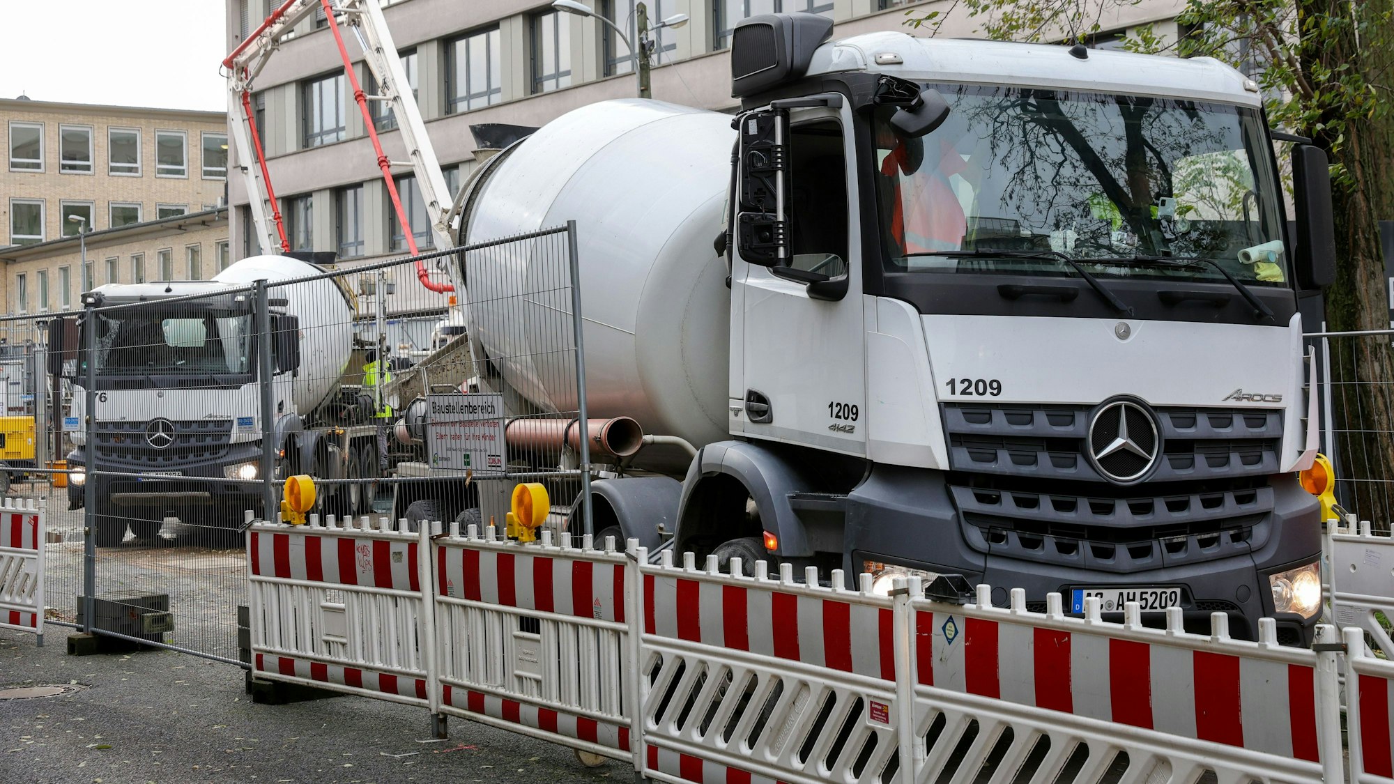 Betonmischer rollen durch die Südstadt zum Waidmarkt.