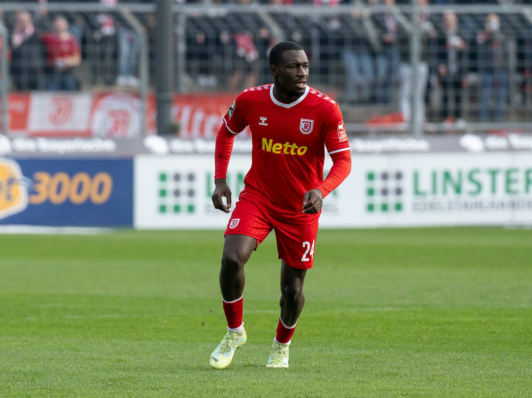 Agyemang Diawusie vom SSV Jahn Regensburg in Aktion.