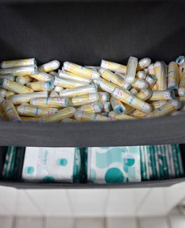 Damenbinden und Tampons liegen in einer Toilette an der Friedrich-Schiller-Universität Jena, hier im April 2022.