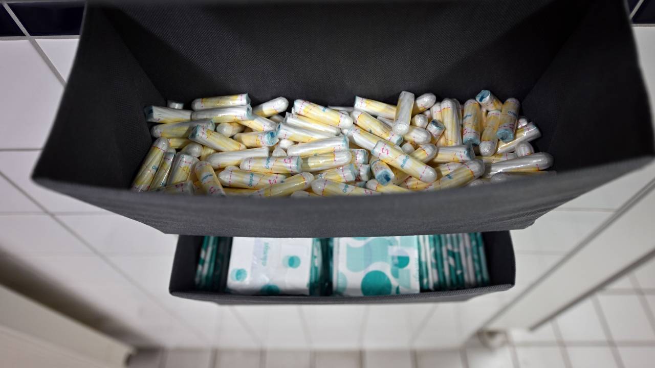 Damenbinden und Tampons liegen in einer Toilette an der Friedrich-Schiller-Universität Jena, hier im April 2022.